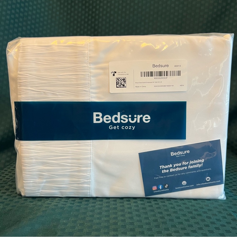 NWT Bedsure Solid White Embossed Sheet Set, Soft, 66 in x 100 in, Twin XL